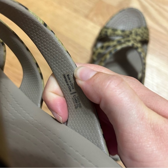 Crocs Sanrah Animal Print Wedge Sandals Sz 10 Women’s Cheetah Leopard - Picture 7 of 7